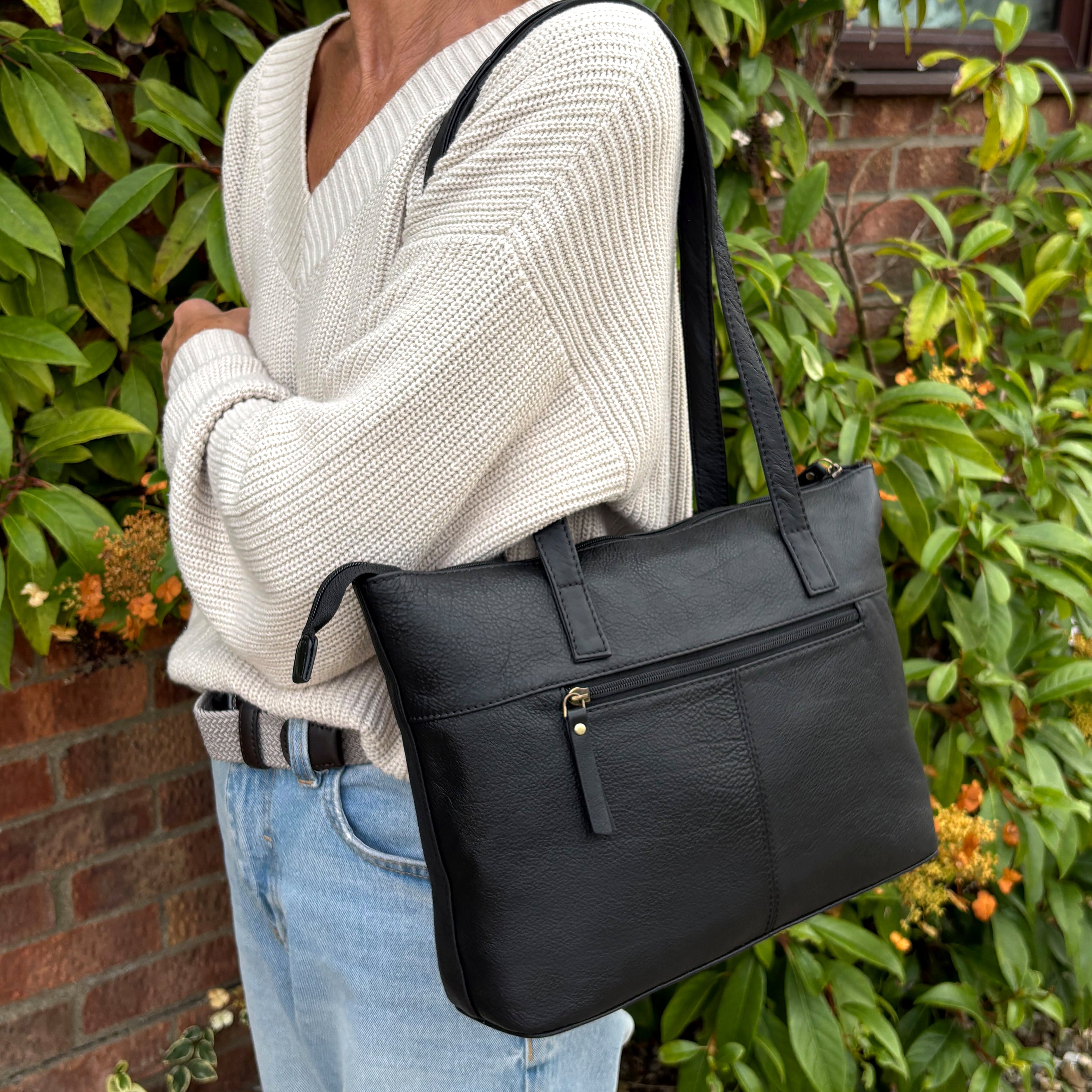 Rowallan Black Leather Shoulder Bag, Shopper